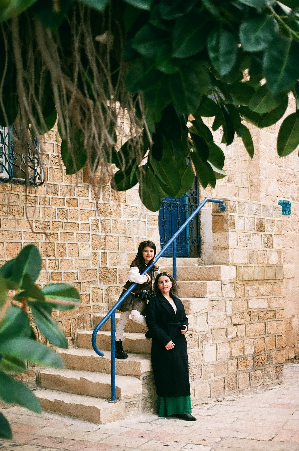 Ама с дочкой. Film portrait photographer