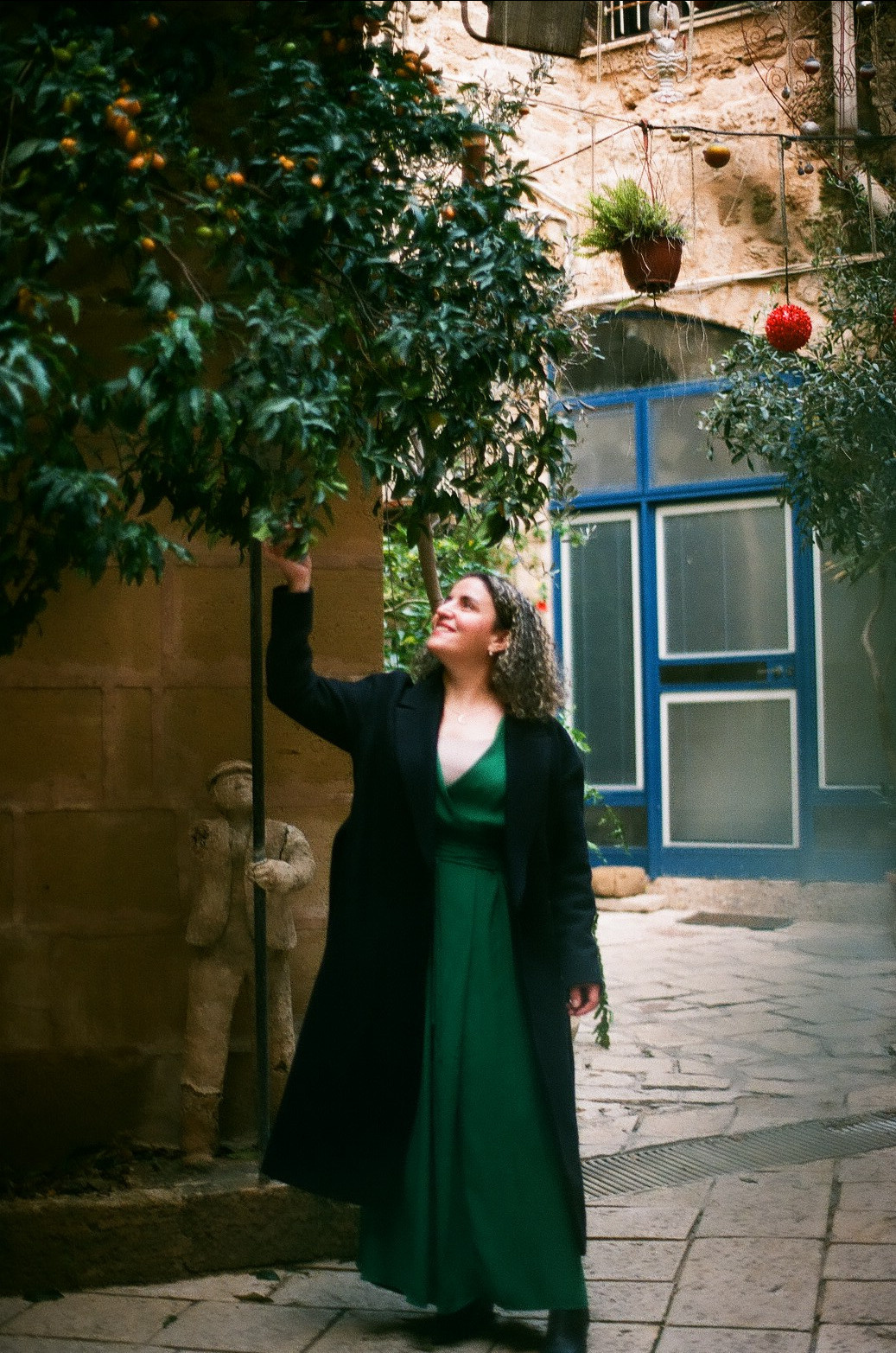 Ама с дочкой. Film portrait photographer