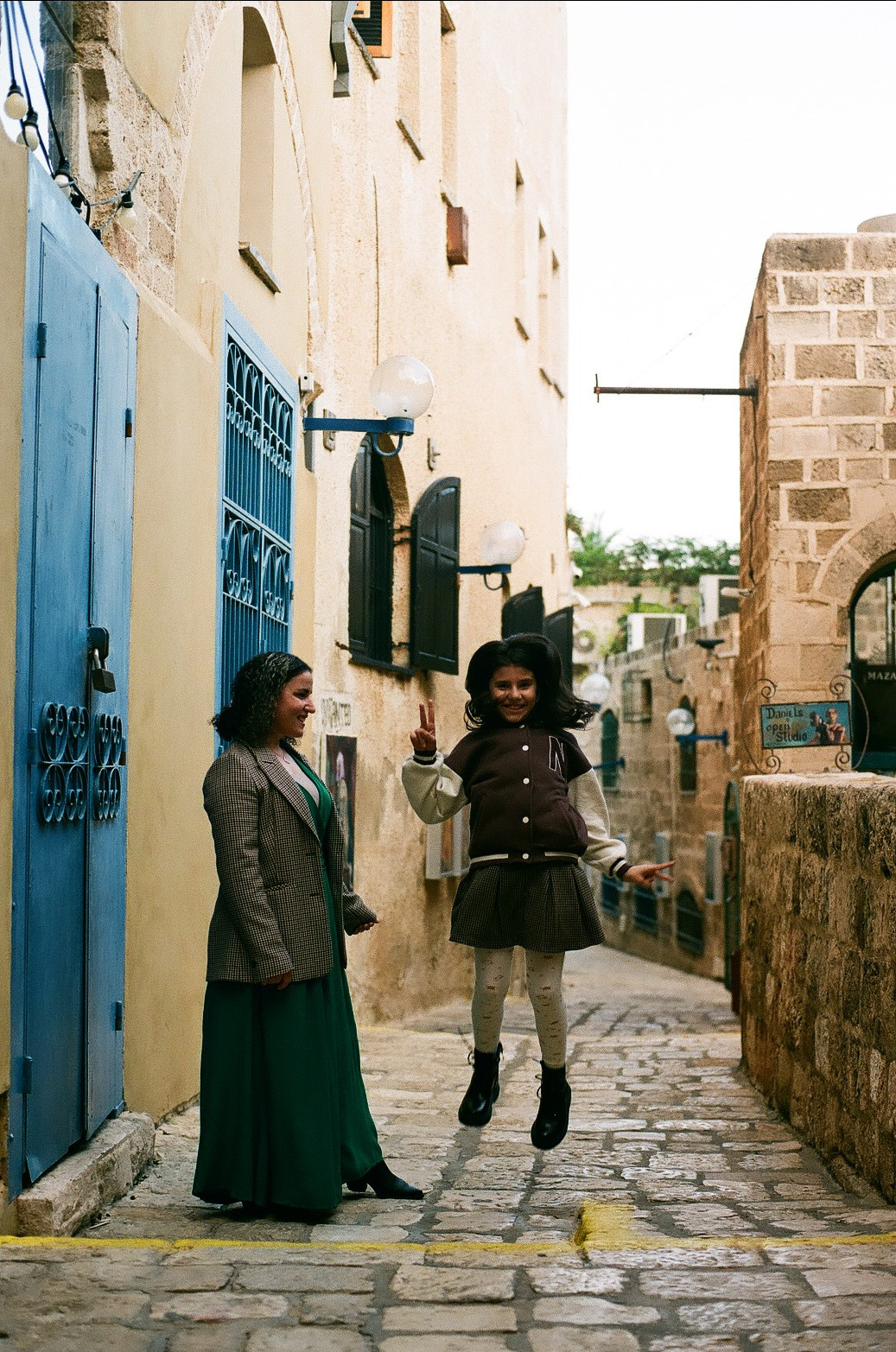 Ама с дочкой. Film portrait photographer