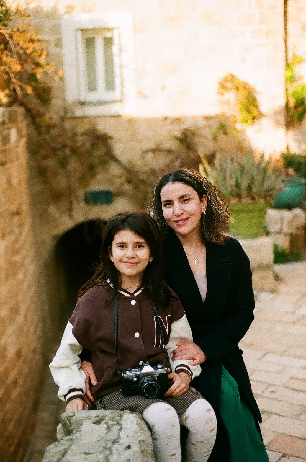 Ама с дочкой. Film portrait photographer