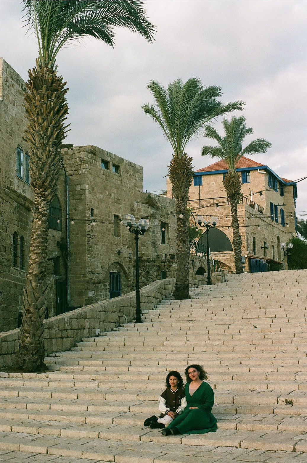 Ама с дочкой. Film portrait photographer