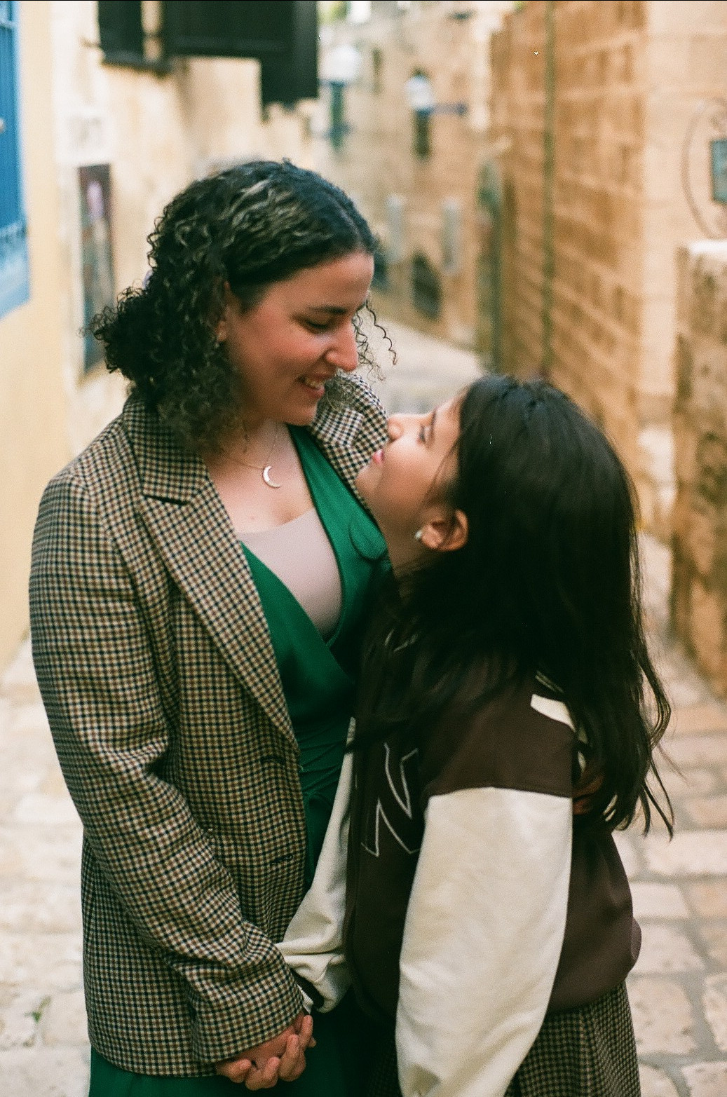 Ама с дочкой. Film portrait photographer