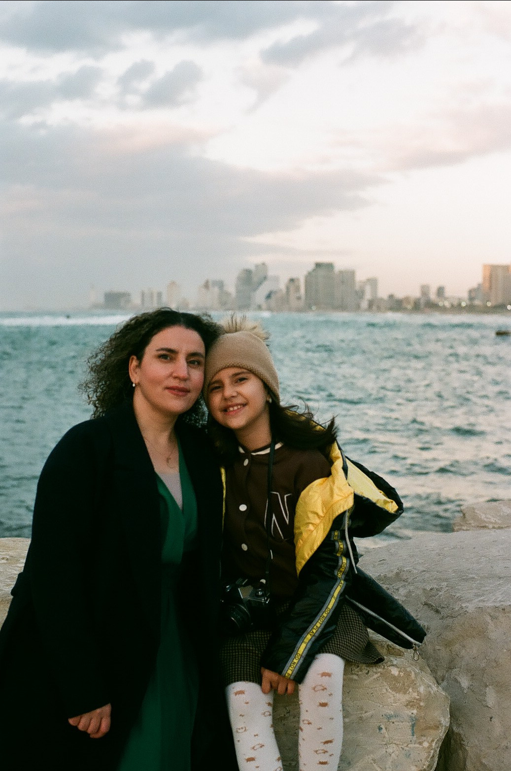 Ама с дочкой. Film portrait photographer