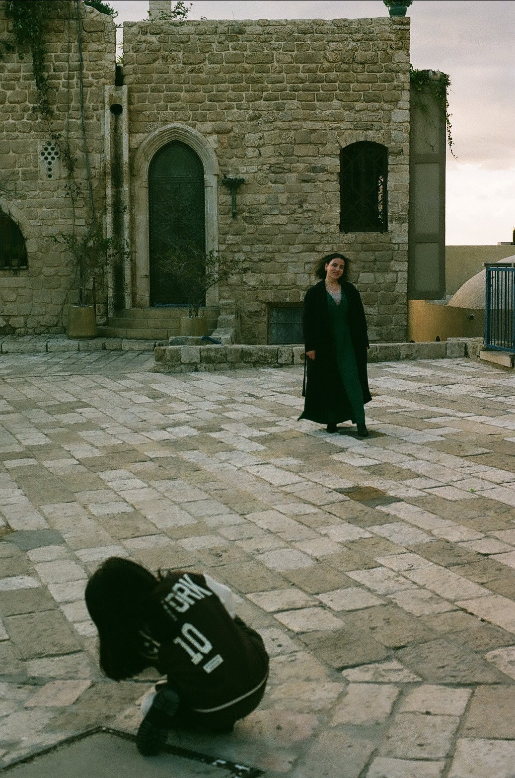 Ама с дочкой. Film portrait photographer