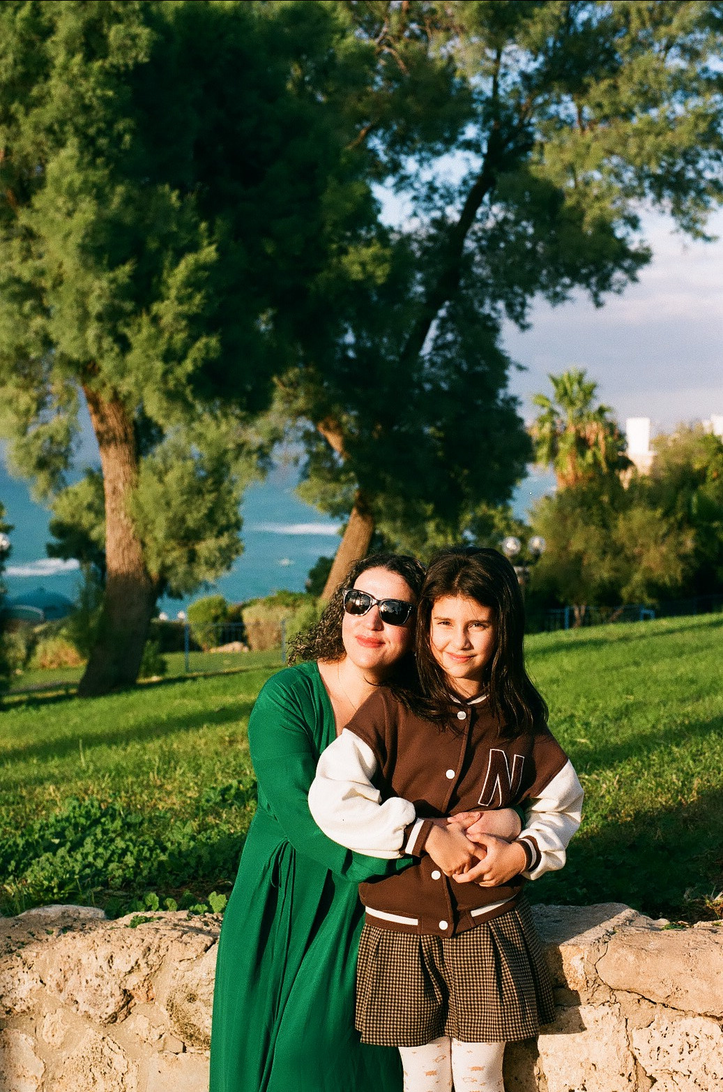 Ама с дочкой. Film portrait photographer