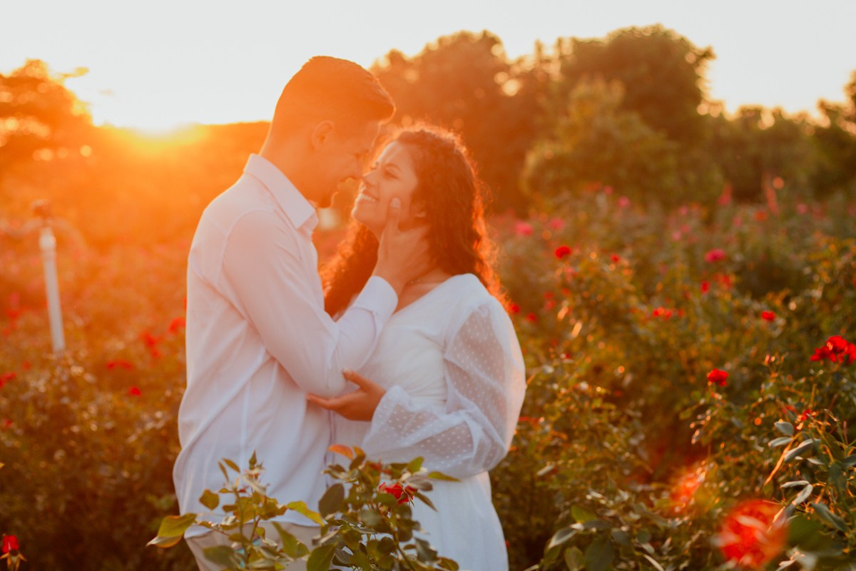 Ensaio de Casal em Holambra no Campo de Flores e Pôr do Sol | Joyce Maria Fotografia. Joyce Maria Fotografia | Fotógrafa em Holambra