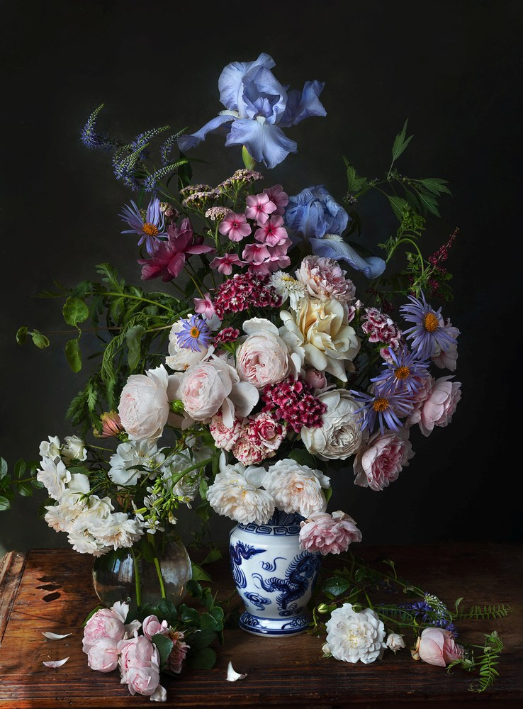 Натюрморт с белыми розами и ирисом