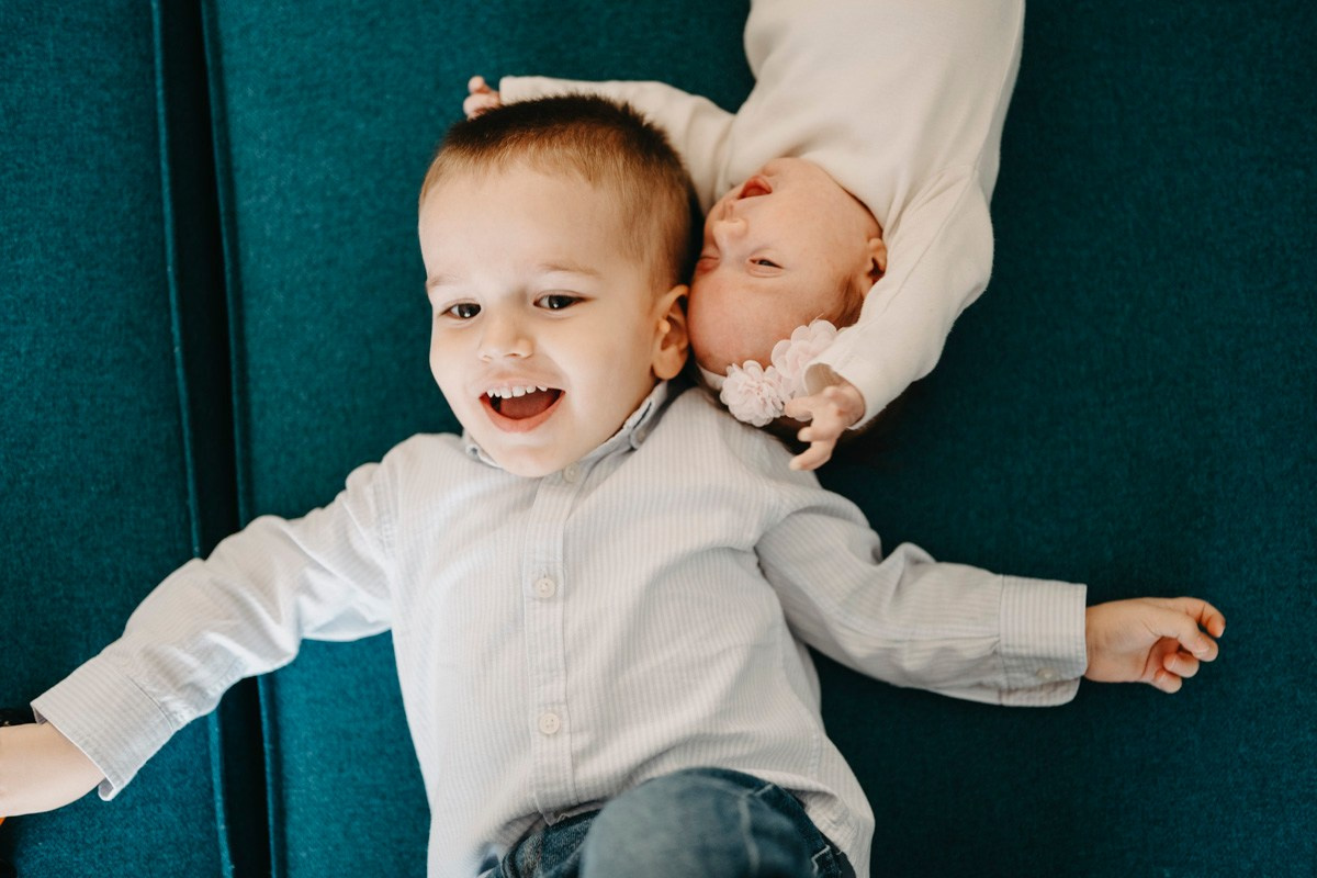 Fotografisanje bebe kod kuce — Milana, Milos, Marko i Mila. Deciji i porodicni fotograf u Beogradu Oksana Skendzic