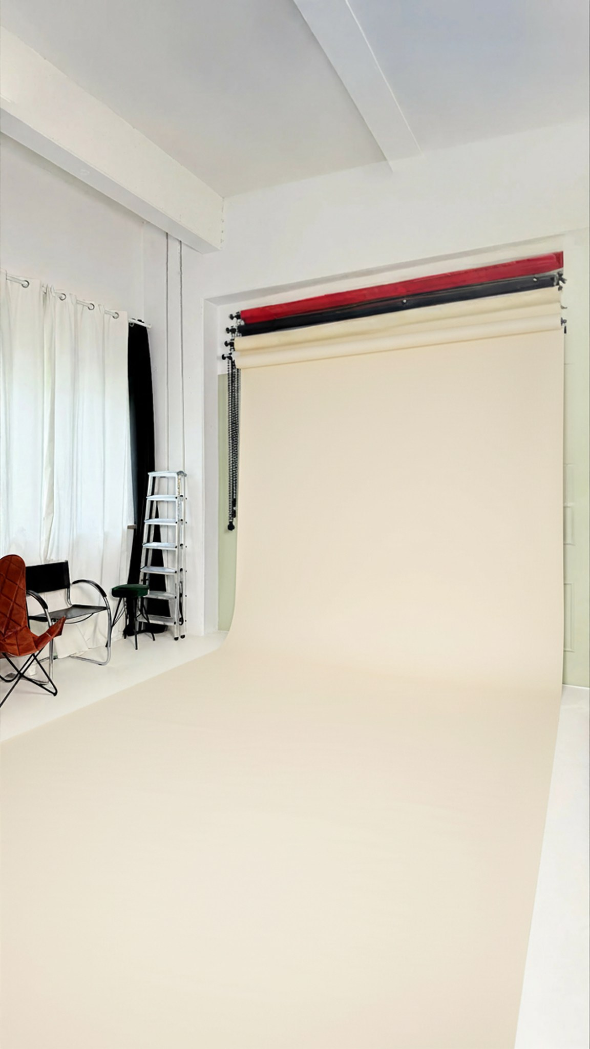 Papier-Hintergrund Ivory Cremeweiß im Fotostudio Aesthetic Space München – ideal für Portraits und Beauty-Shootings
