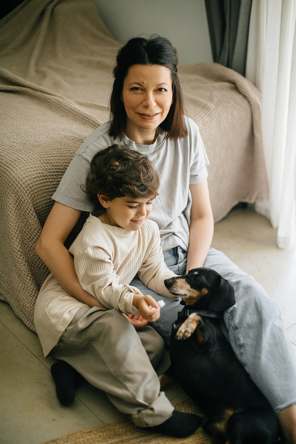 Mom&daughter at home. Family photographer in Israel