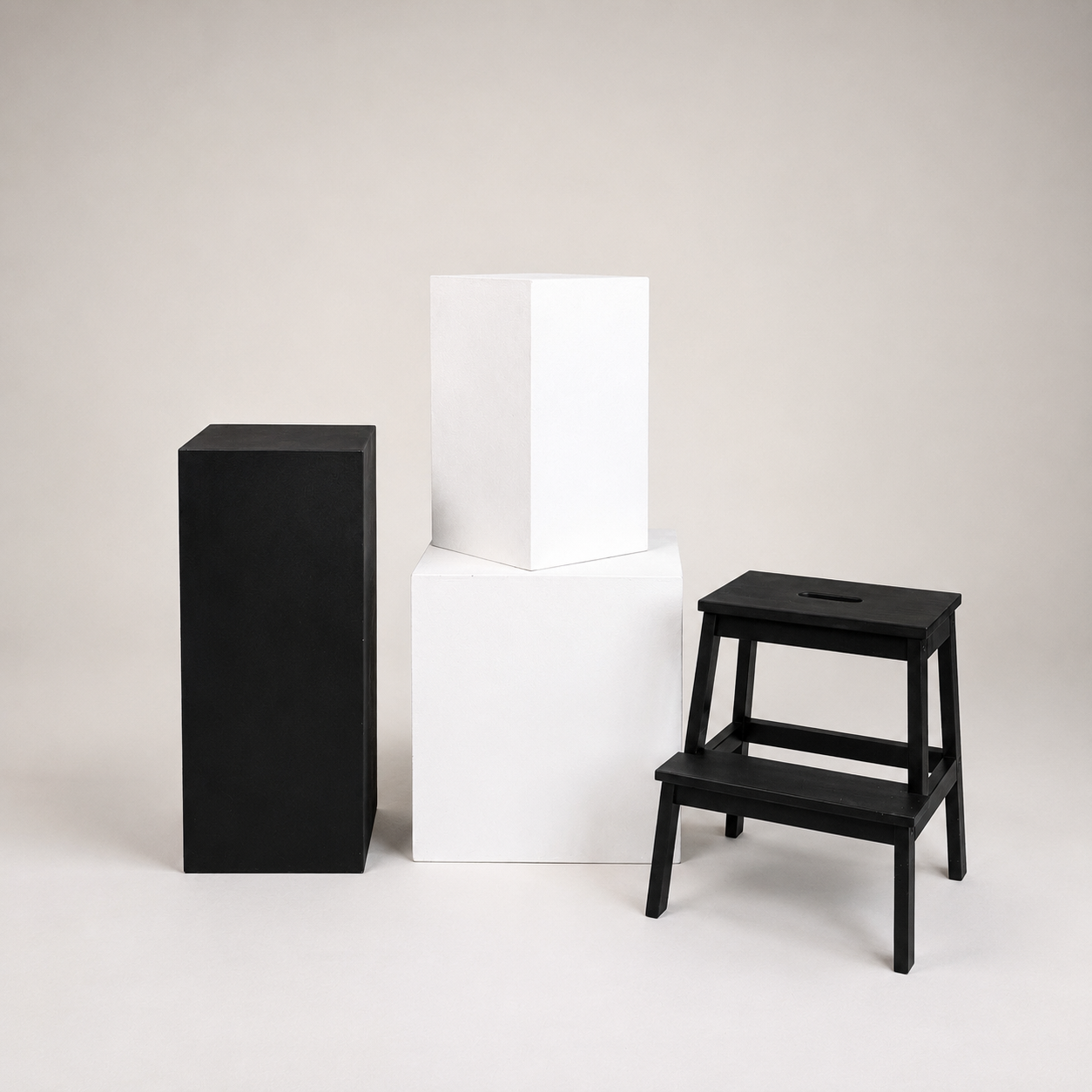 Schwarzes und weißes Fotopodest mit Tritthocker für Produkt und Portraitfotografie – Fotostudio Aesthetic Space München