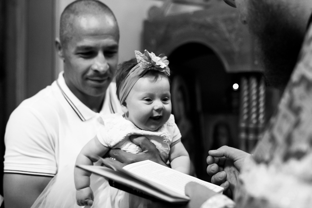 crno-bela fotografija nasmejane devojčice 