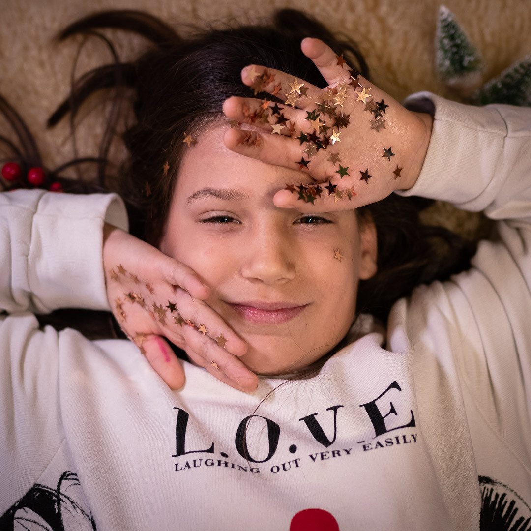 Praznično fotografisanje sa tematskim dekoracijama za stvaranje jedinstvenih slika