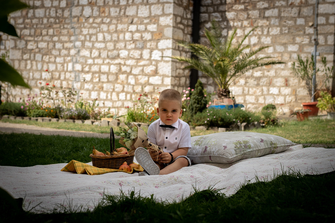 fotografija malog dečaka pred krštenje