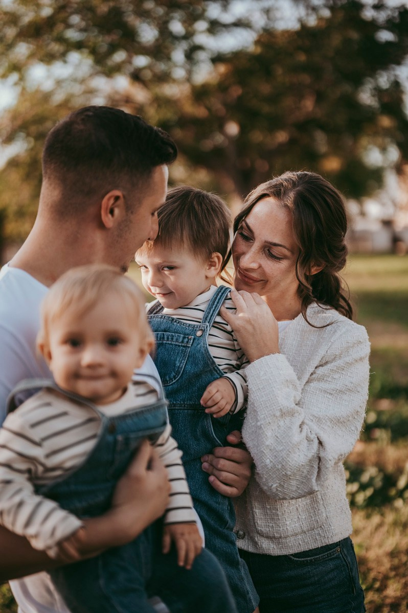 Aleksandra, Filip, Lion i Luka / PORODICNOFOTOGRAFISANJE napolju. Deciji i porodicni fotograf u Beogradu Oksana Skendzic