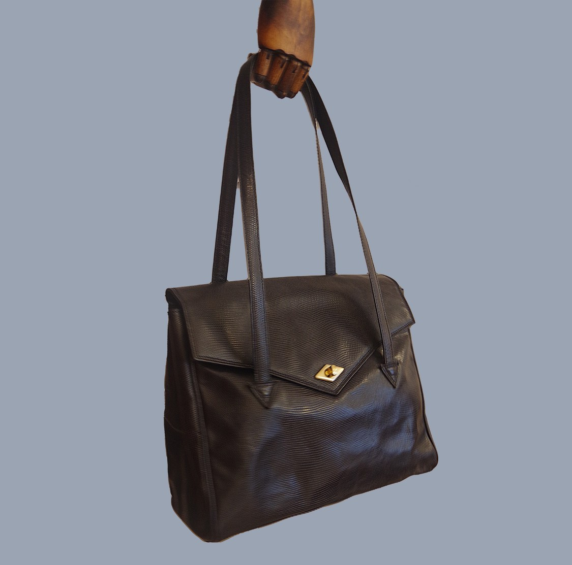 Bally. Современнные и актикварные украшения в Барселоне, Москве и Санкт-Петербурге