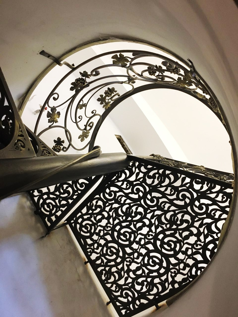 Винтовая лестница в крипту. Скульптор кузнец Мария Тарлецкая