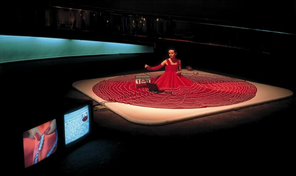 Инсталляция Регины Франк "Hermes’ Mistress" (1996), представленная в Spiral Wacoal Art Center, Токио, объединяет технологии и традиционное рукоделие. В центре огромного красного платья художница сидела с портативным компьютером, вышивая спиральный узор из бусин с текстом, собранным из интернета. Работа выставлялась в 1994–2007 годах в Exit Art (Нью-Йорк), Kunsthalle (Берлин), MOCA (Лос-Анджелес), Bronx Museum (Нью-Йорк), Reina Sofia (Мадрид), Frauenmuseum (Бонн), IAS (Лондон), Kampnagel (Гамбург), UNESCO (Париж), Fondapol (Париж) и Chienku University (Тайвань). 