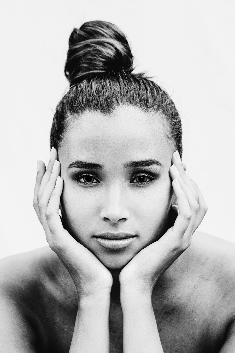 Lina hand pro model - beauty shoot - natural light - shoot by mkn visual 