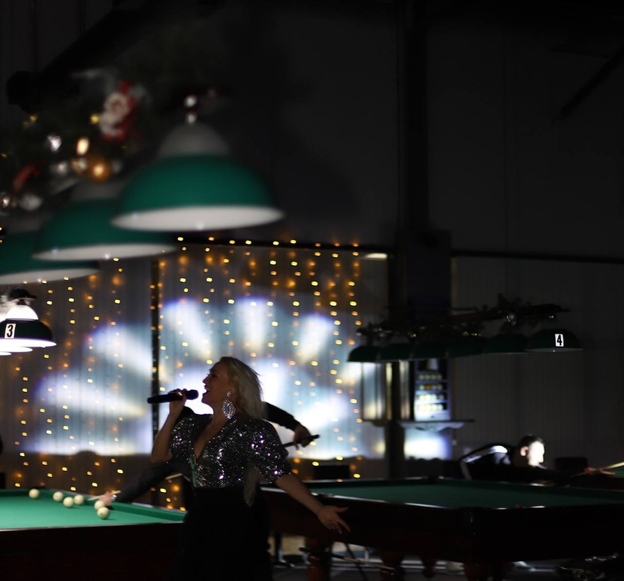 Під омелою. VALERIIA VIUNOVA individual shooting\love story\event\brand