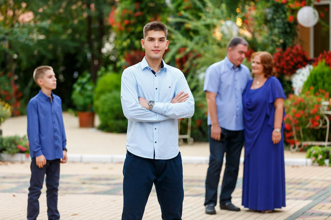 Porodični portret sa slavljenikom u svečanom ambijentu.