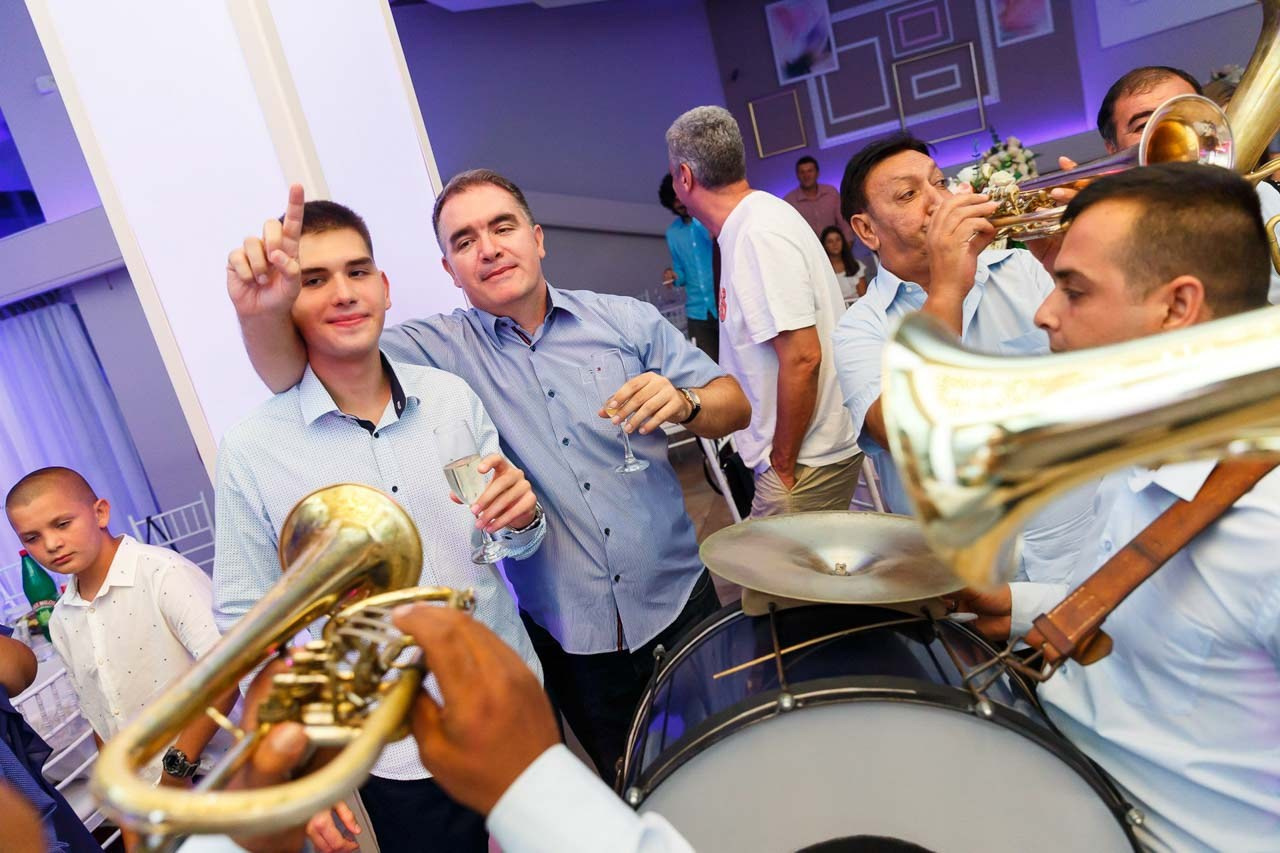Orkestar svira uživo na proslavi 18. rođendana.