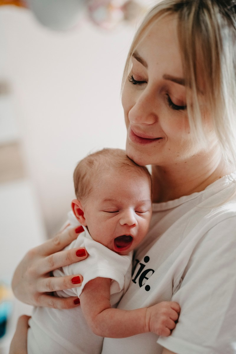 Maja Wilijam Lana i Hana — porodicno fotografisanje bebe kod kuce. Deciji i porodicni fotograf u Beogradu Oksana Skendzic