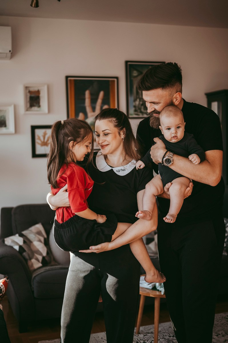 Dobro dosao, Jakove / porodicno fotografisanje kod kuce. Deciji i porodicni fotograf u Beogradu Oksana Skendzic