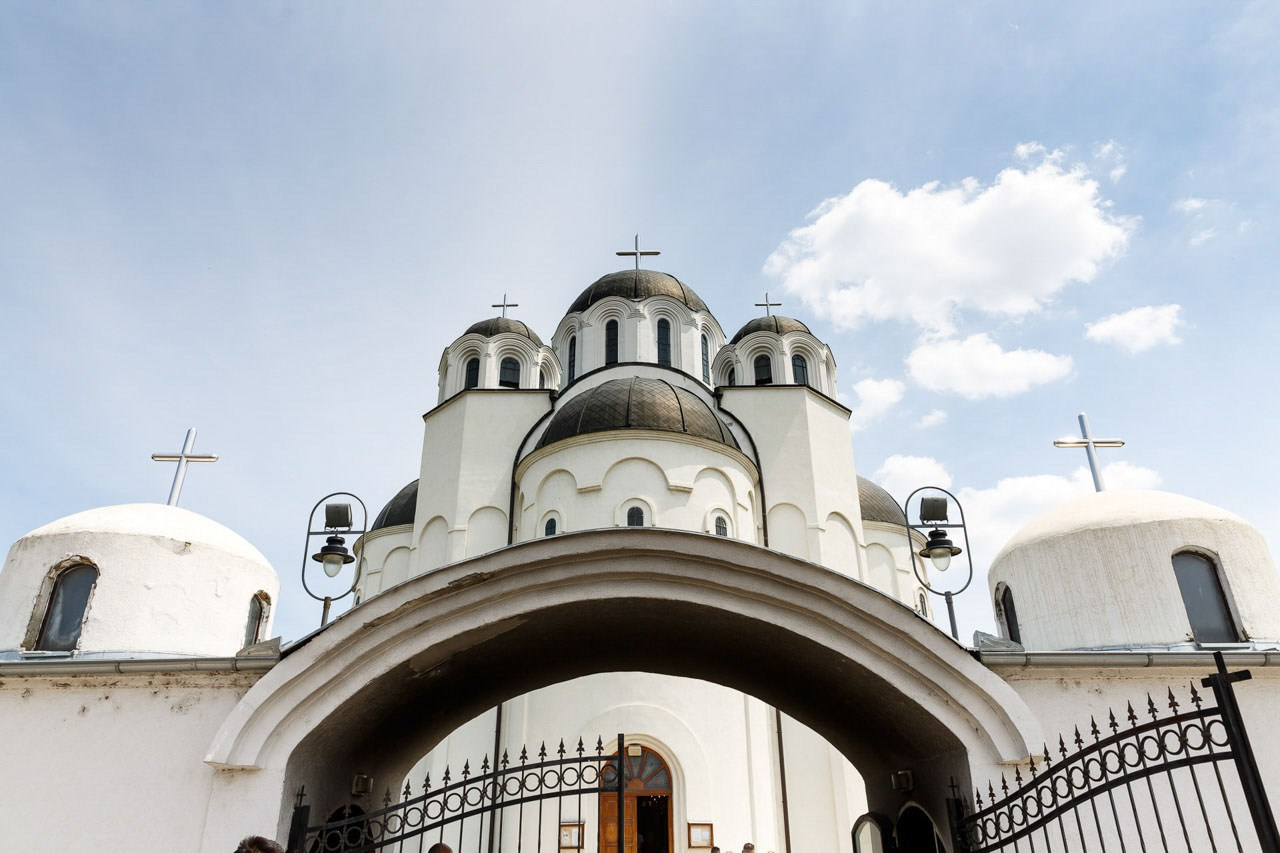 Pravoslavna crkva na suncu na dan krštenja.