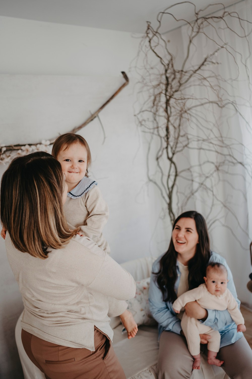 Mamine i bakine Masa i Nadja. Deciji i porodicni fotograf u Beogradu Oksana Skendzic