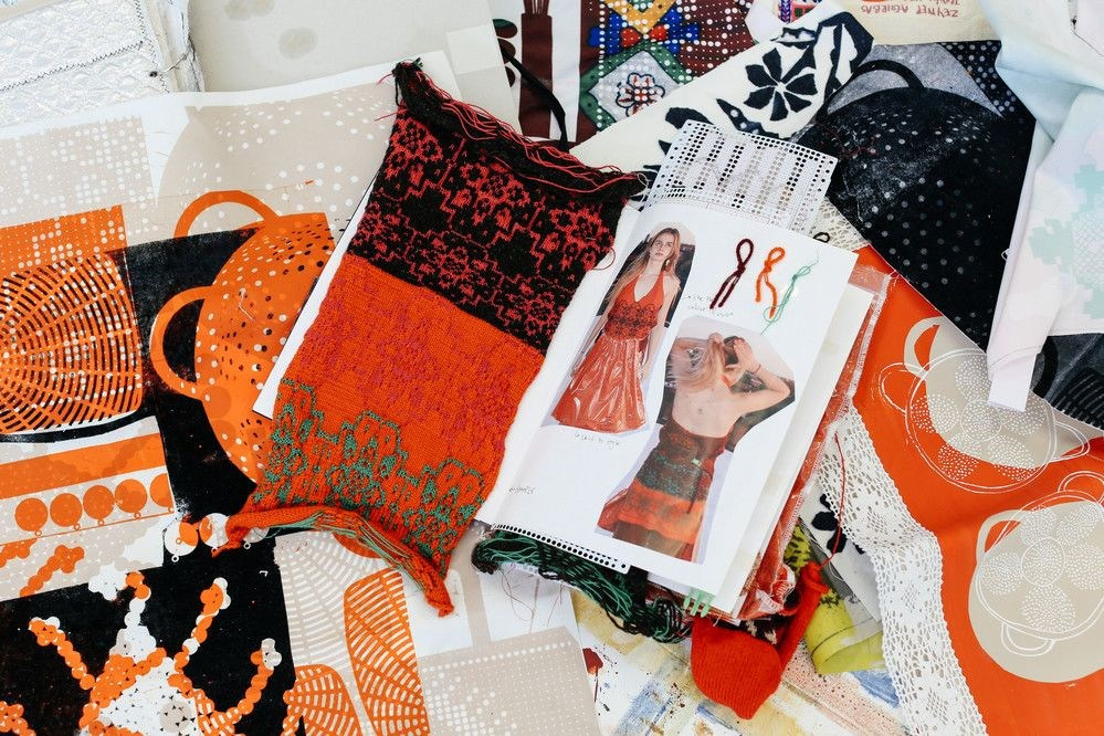 Текстильные образцы, эскизы платьев и moodboard студентки Royal College of Art, 2024. Исследовательская работа в духе Анни Альберс: материал как первичная идея проекта.