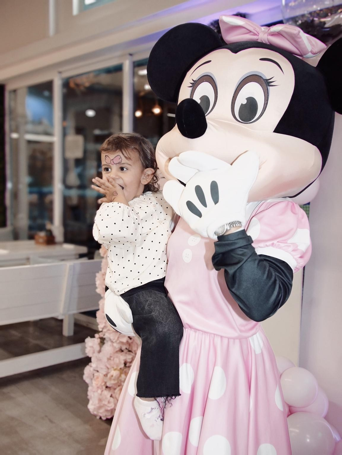     Дете с аниматор в костюм на празник.