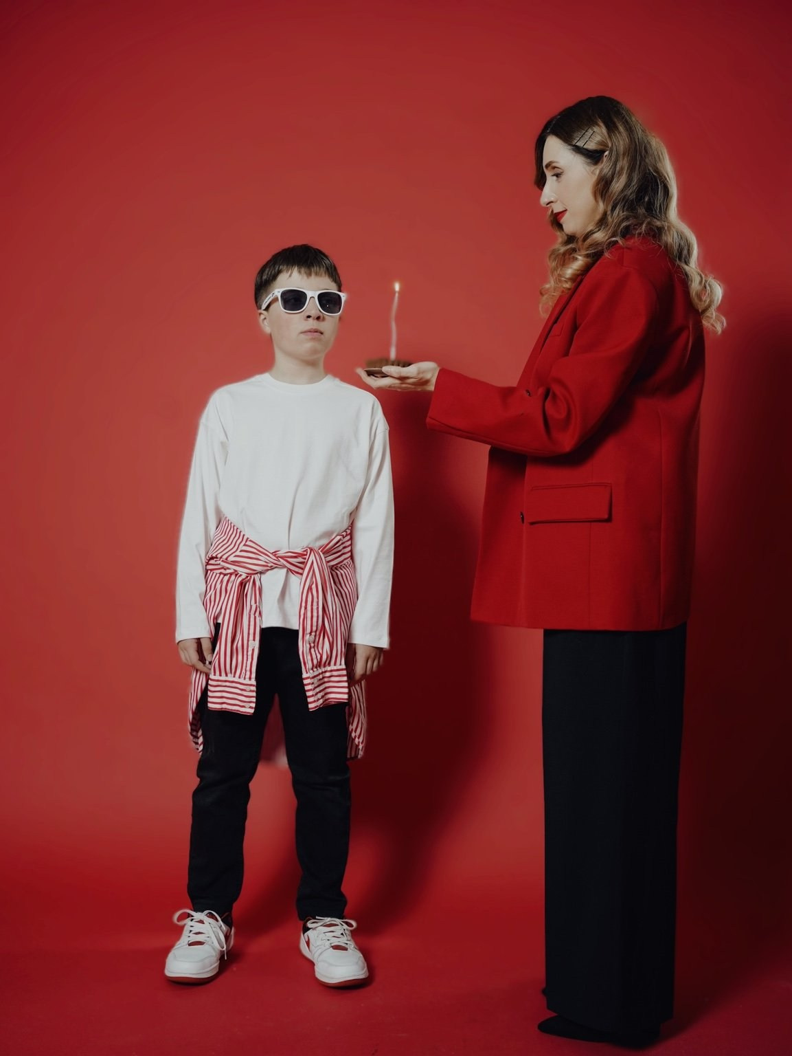     Дете в студио с червен фон.