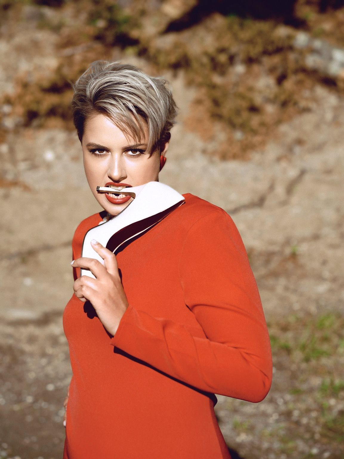 Женски портрет в Пловдив – жена в червен пуловер на открито