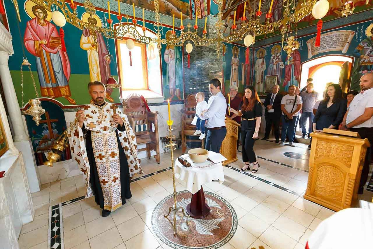 Prelep ambijent crkve za ceremoniju krštenja.