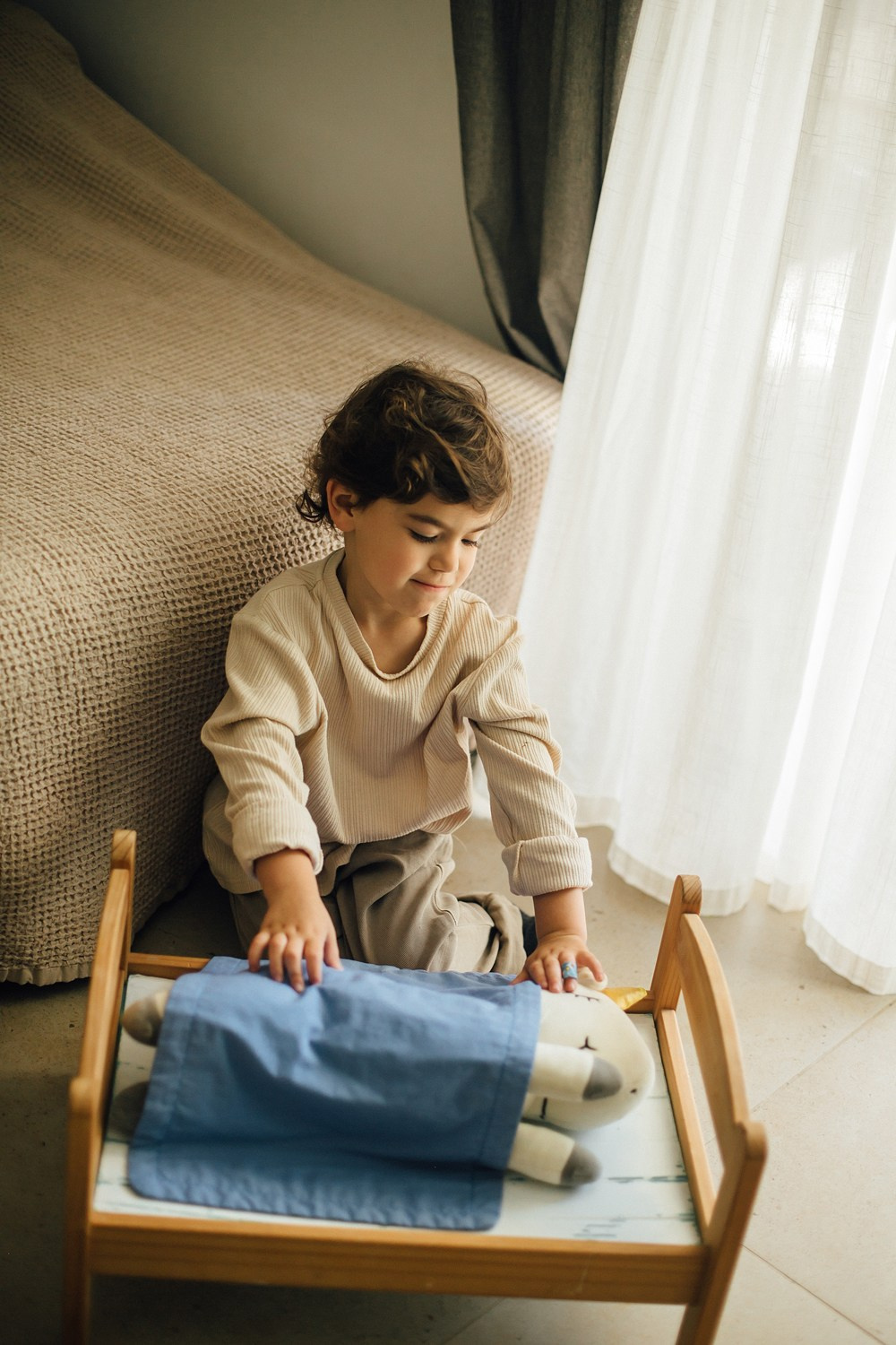Mom&daughter at home. Family photographer in Israel