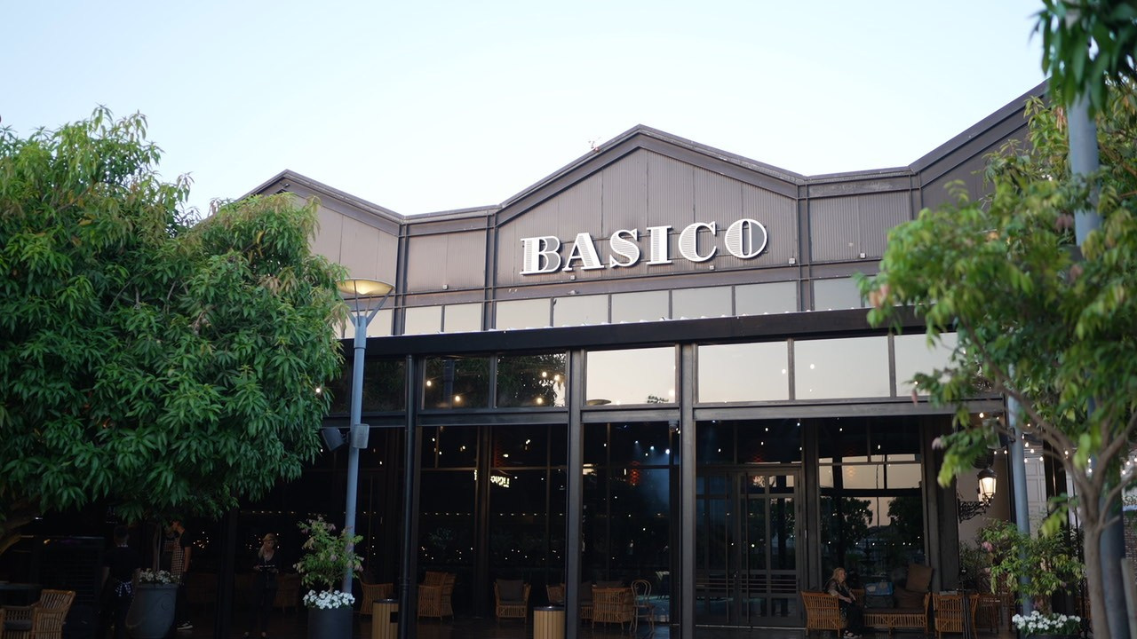 VIA / BASICO. Wedding and events photographers Studio Shalom