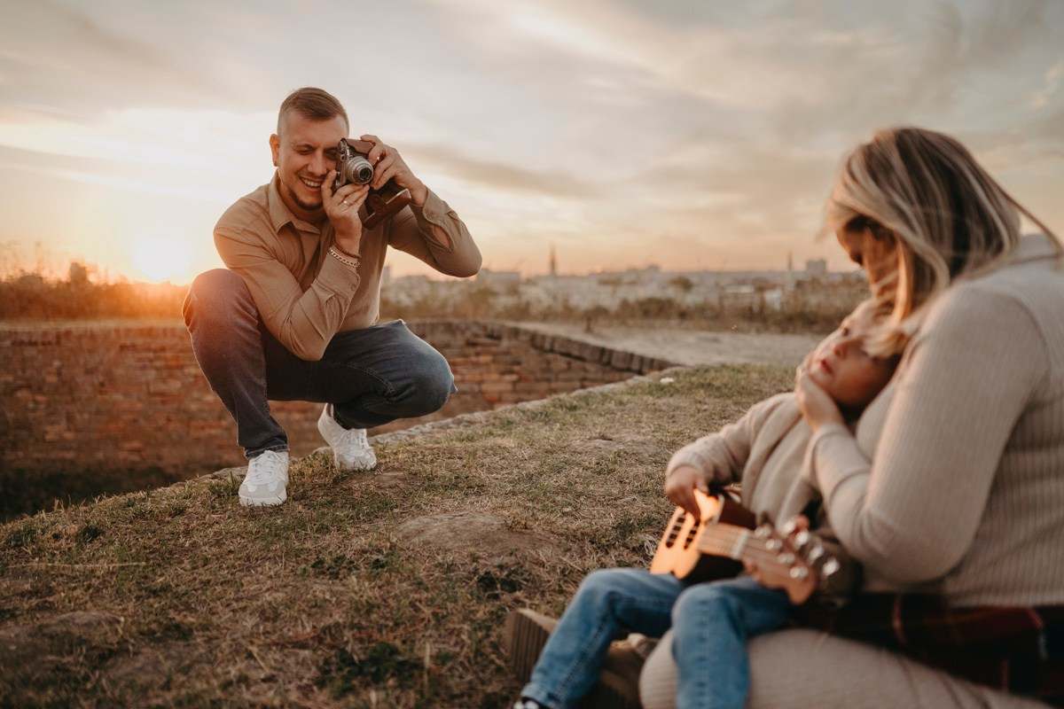Zlata, Nemanja i Aleksej — porodicno fotografisanje napolju. Deciji i porodicni fotograf u Beogradu Oksana Skendzic