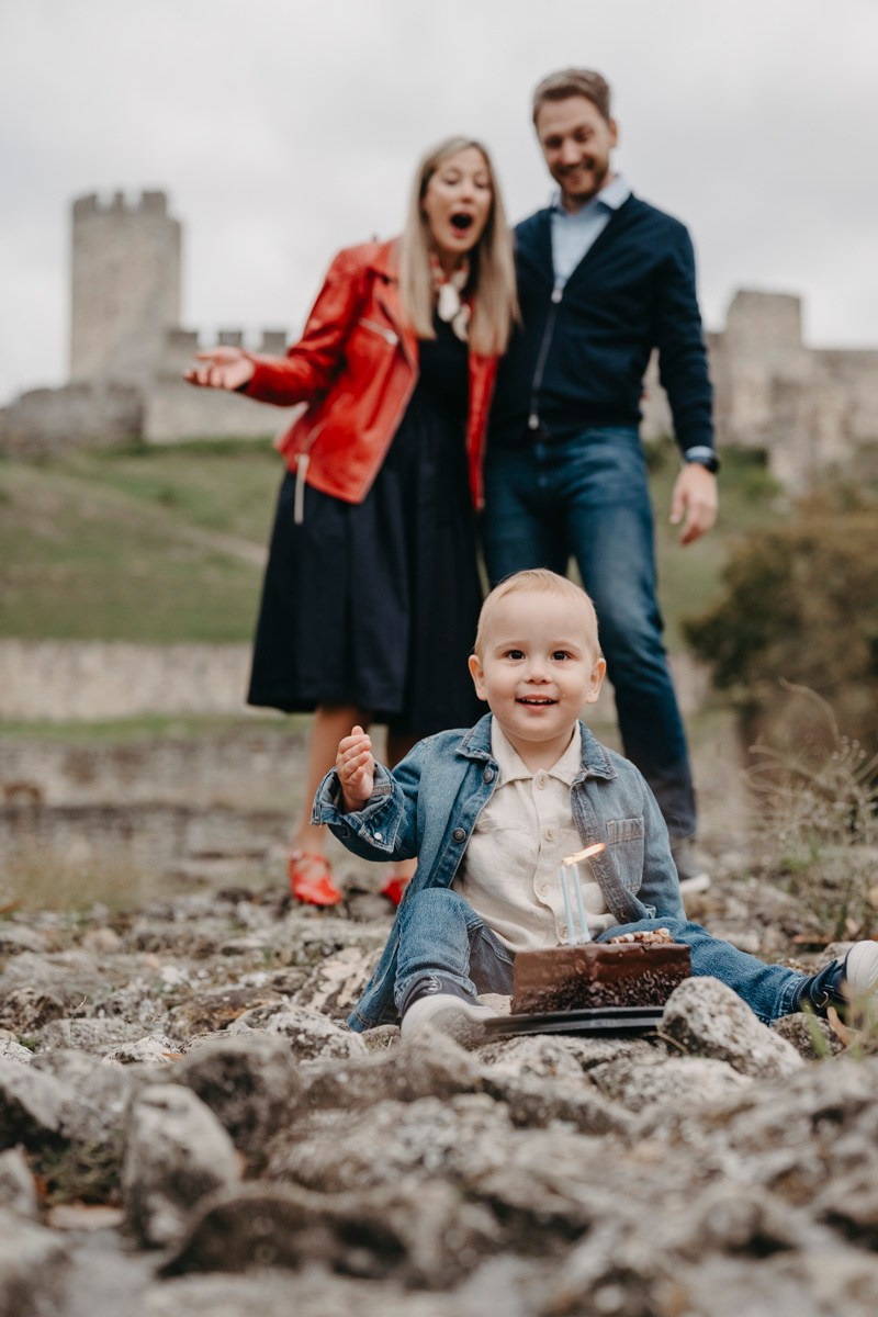 Nevena, Dusan i Vuk porodicno fotografisanje napolju. Deciji i porodicni fotograf u Beogradu Oksana Skendzic