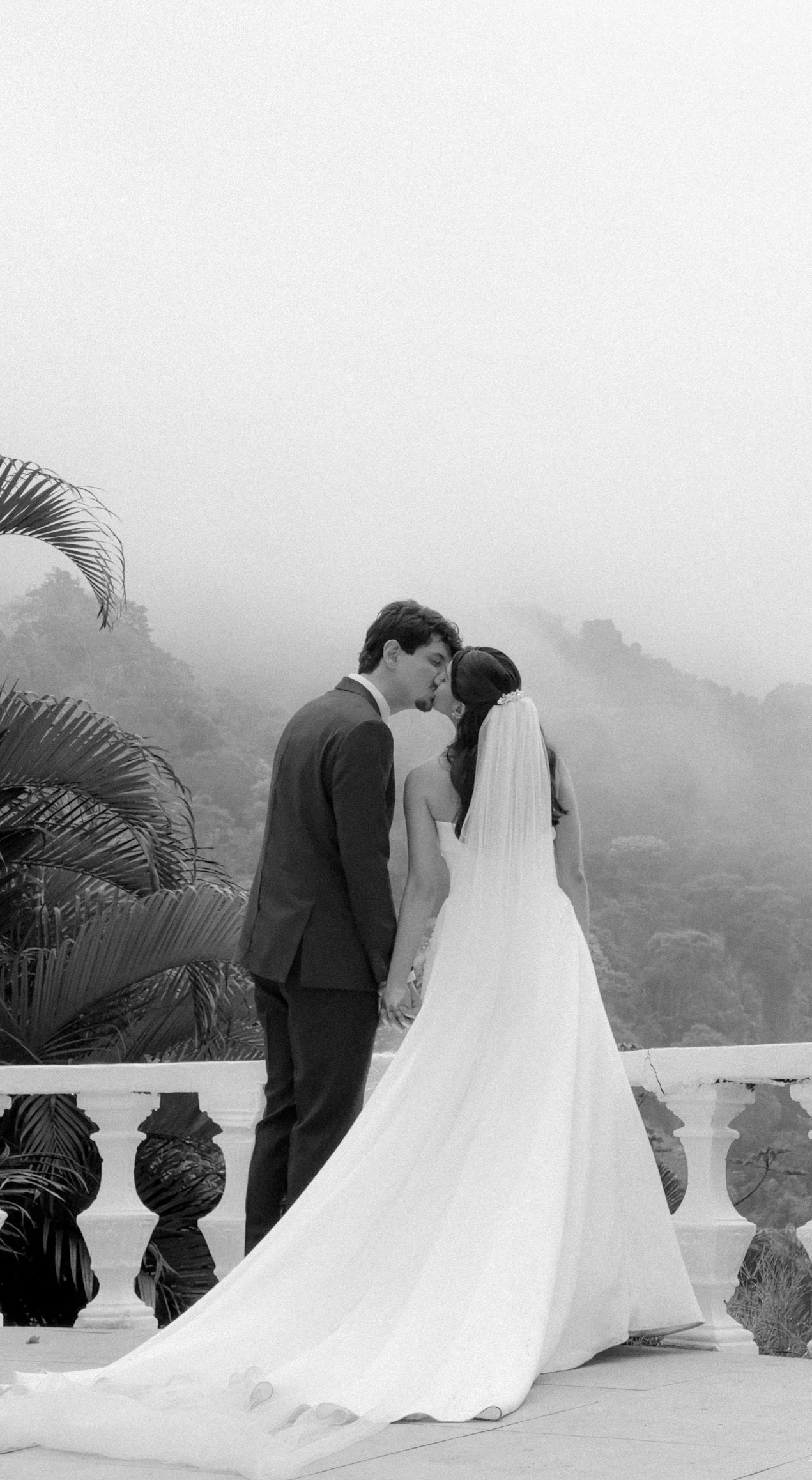 noivos m momento espontâneo durante o casamento no Alto da Boa Vista