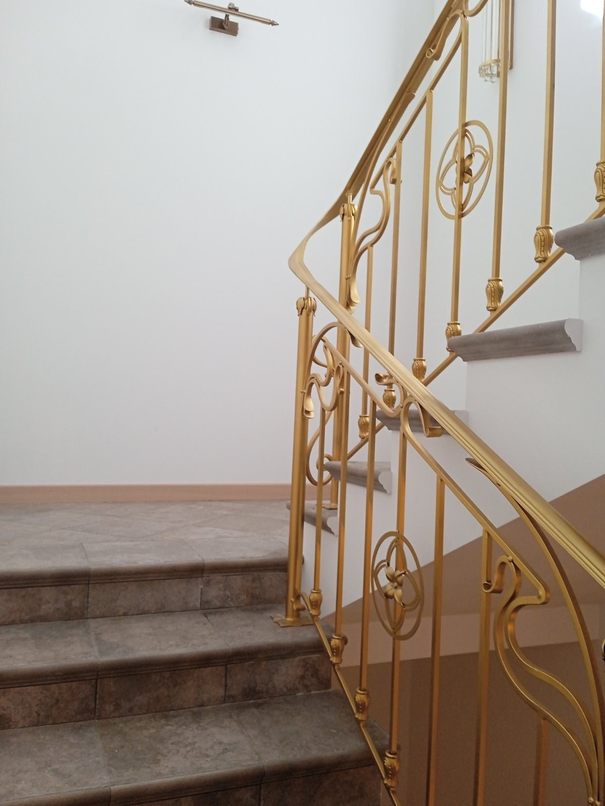 Врата и ограждения в домовом храме в честь Святой Живоначальной Троицы Епархиального дома Слуцко-Солигорской епархии имени Митрополита Филарета (Вахромеева), первого Патриаршего Экзарха всея Беларуси в городе Слуцк Минской области Беларуси. 2023. Сталь, худож. ковка, лазерная резка, сварка.