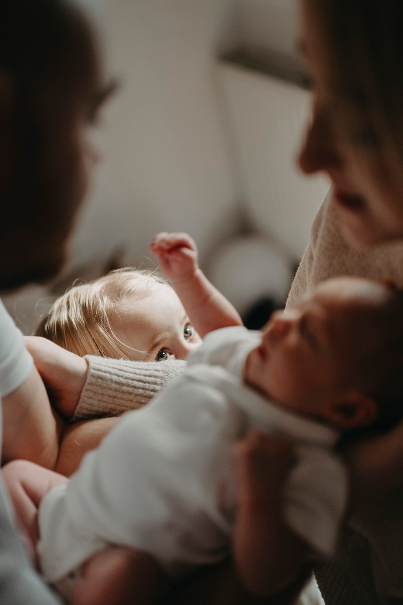 Maja Wilijam Lana i Hana — porodicno fotografisanje bebe kod kuce. Deciji i porodicni fotograf u Beogradu Oksana Skendzic