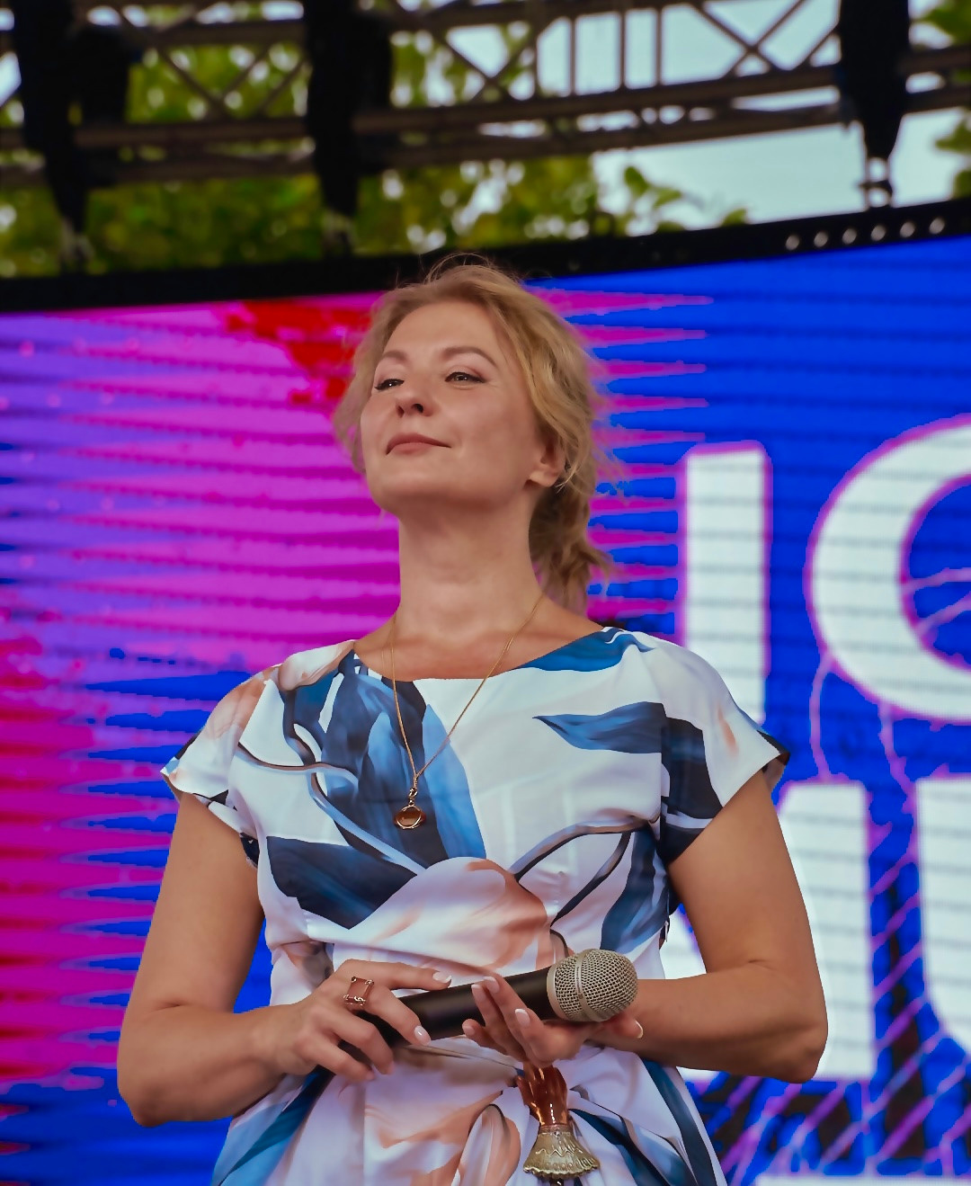 АИNA Vernov  Alla Rodin We need photographers ANNA Icon Music Fest