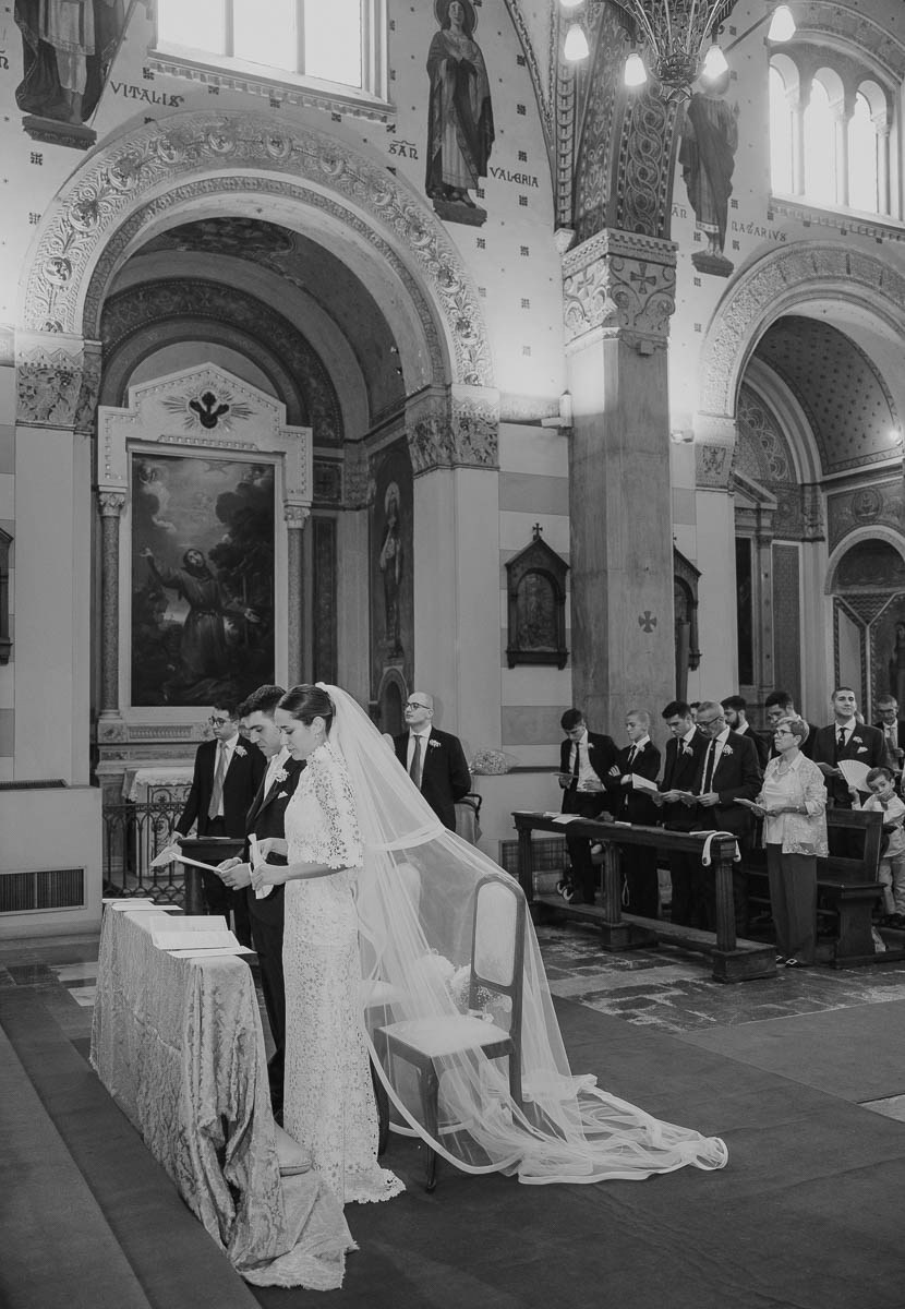l'entrata in chiesa della sposa chiesa San Calimero - fotografia di matrimonio - Milano - Lombardia - curata da Lorenzo Mazzega Wedding Photographer