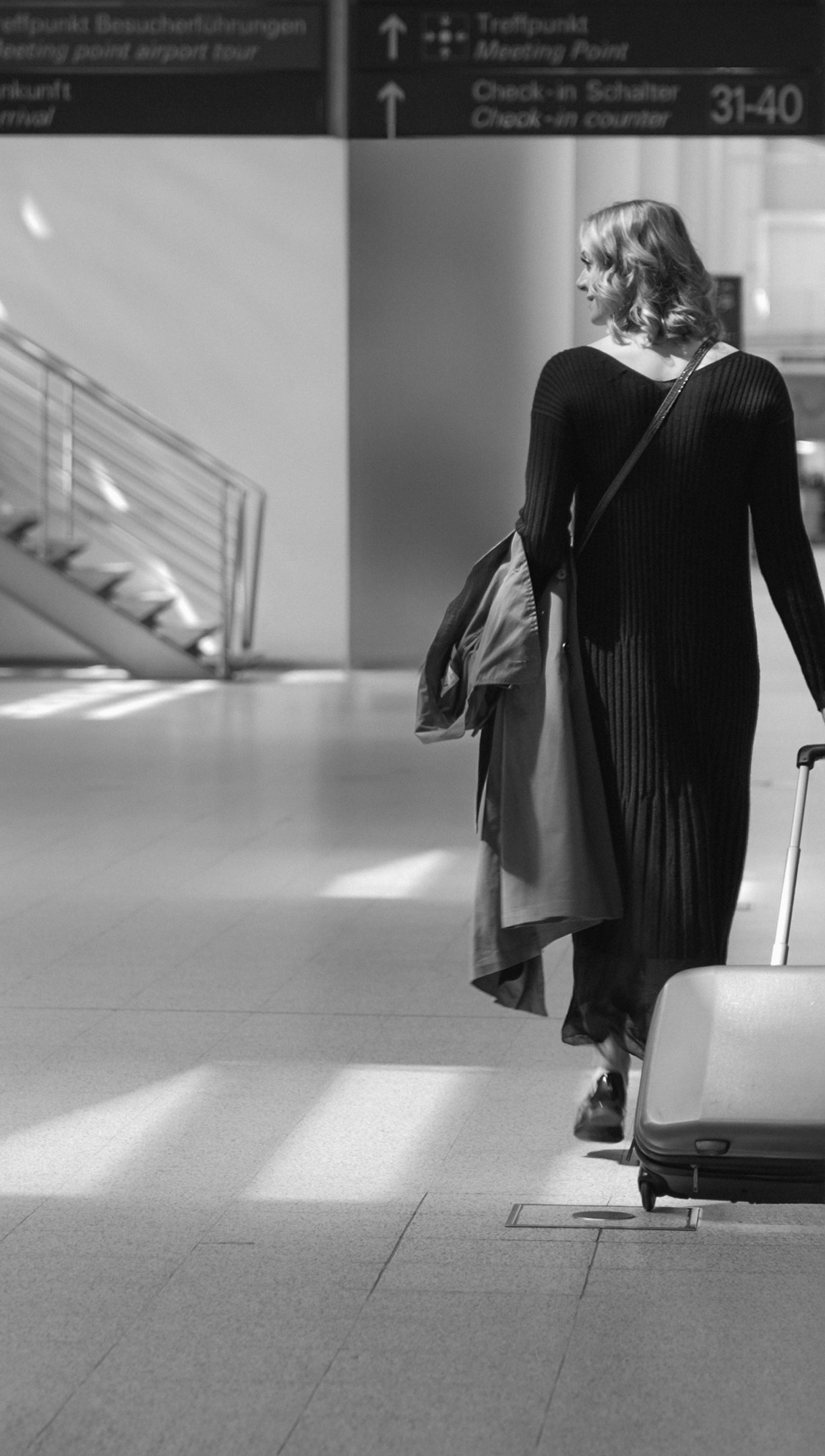 Schwarz-Weiß-Fotoshooting am Flughafen. Schwarz-weiß Fotografie in Münster. Fotografin Viktoria Roschen