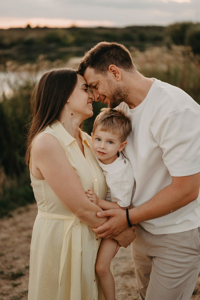 Djurdjica, Tadej i Miloje porodicno fotografisanje napolju. Deciji i porodicni fotograf u Beogradu Oksana Skendzic
