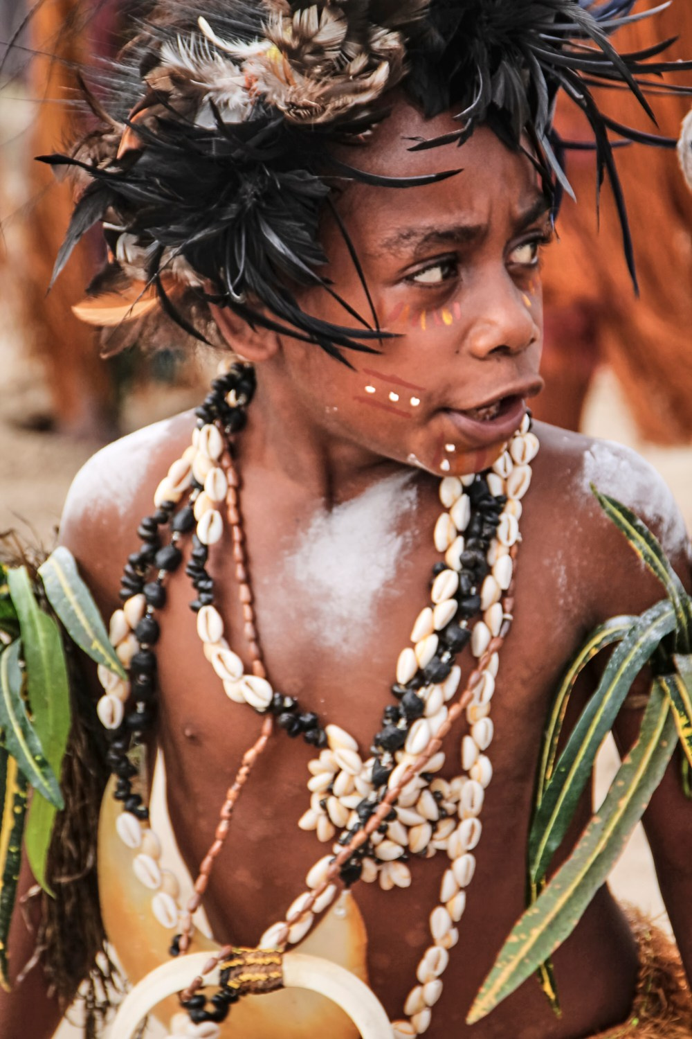 Port Moresby (PAPOUASIE-NOUVELLE-GUINÉE), 16 septembre 2014 - Un jeune Papou en costume traditionnel tribal, pendant le festival du Hiri Moale à Port Moresby.