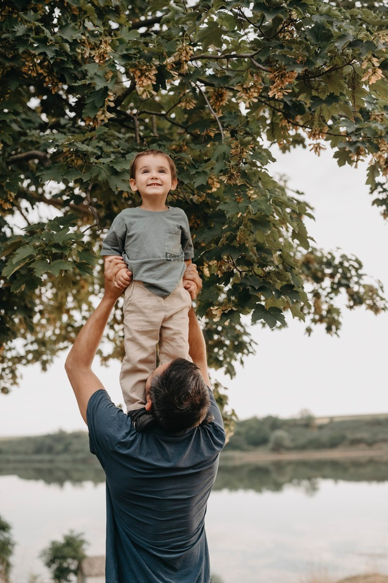 Dijana, Relja i Teo / porodicno fotografisanje napolju. Deciji i porodicni fotograf u Beogradu Oksana Skendzic