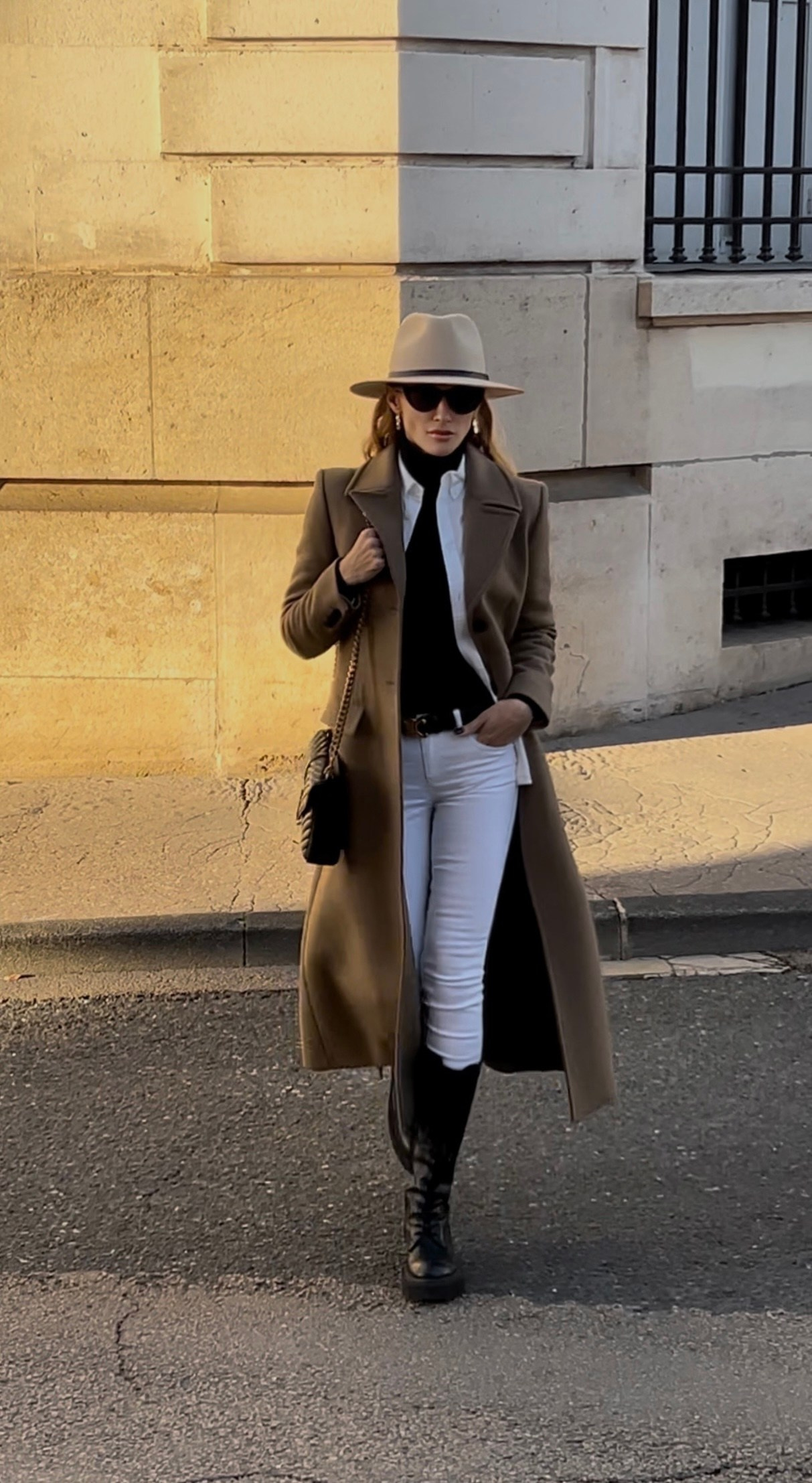 photographe lifestyle à Auxerre, femme élégante en mouvement, style d’automne