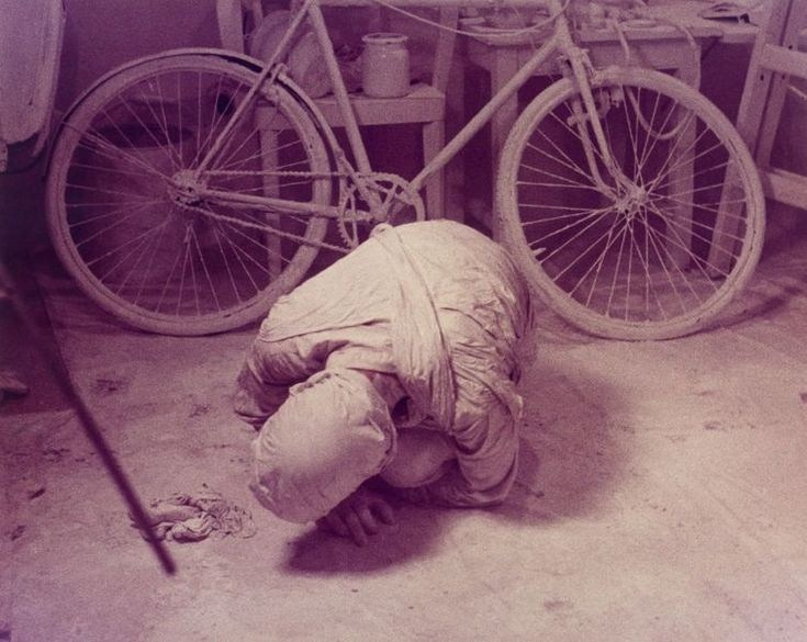 Отто Мюль, серия фотографий „Ana“, 1964. Ранний венский акционизм, выставка Rite of Passage, галерея Hauser & Wirth, Нью-Йорк.